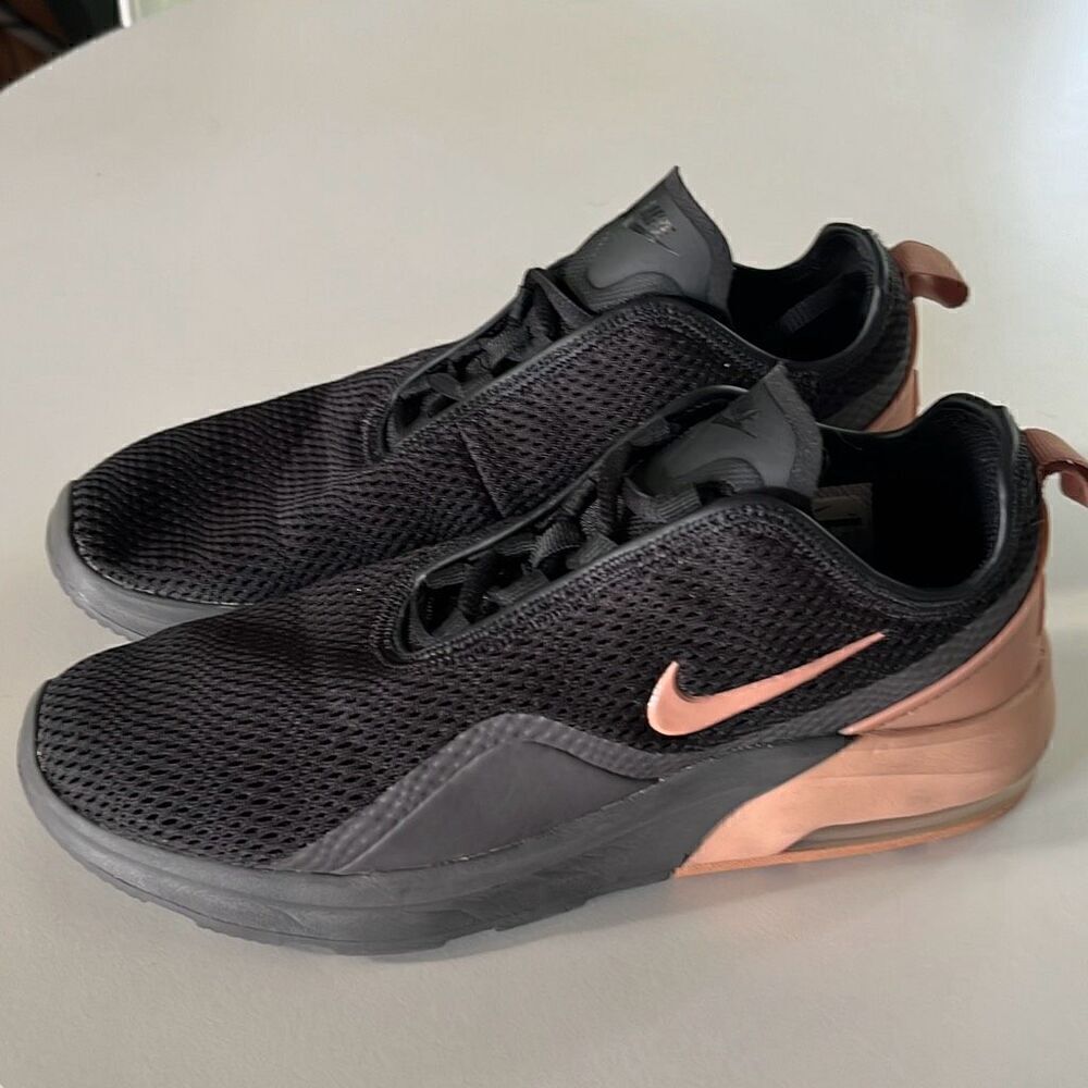 Nike AIR MAX Motion 2 Black/Rose Gold-Thunder Grey Sneakers Womens 8.5 ((AO0352-